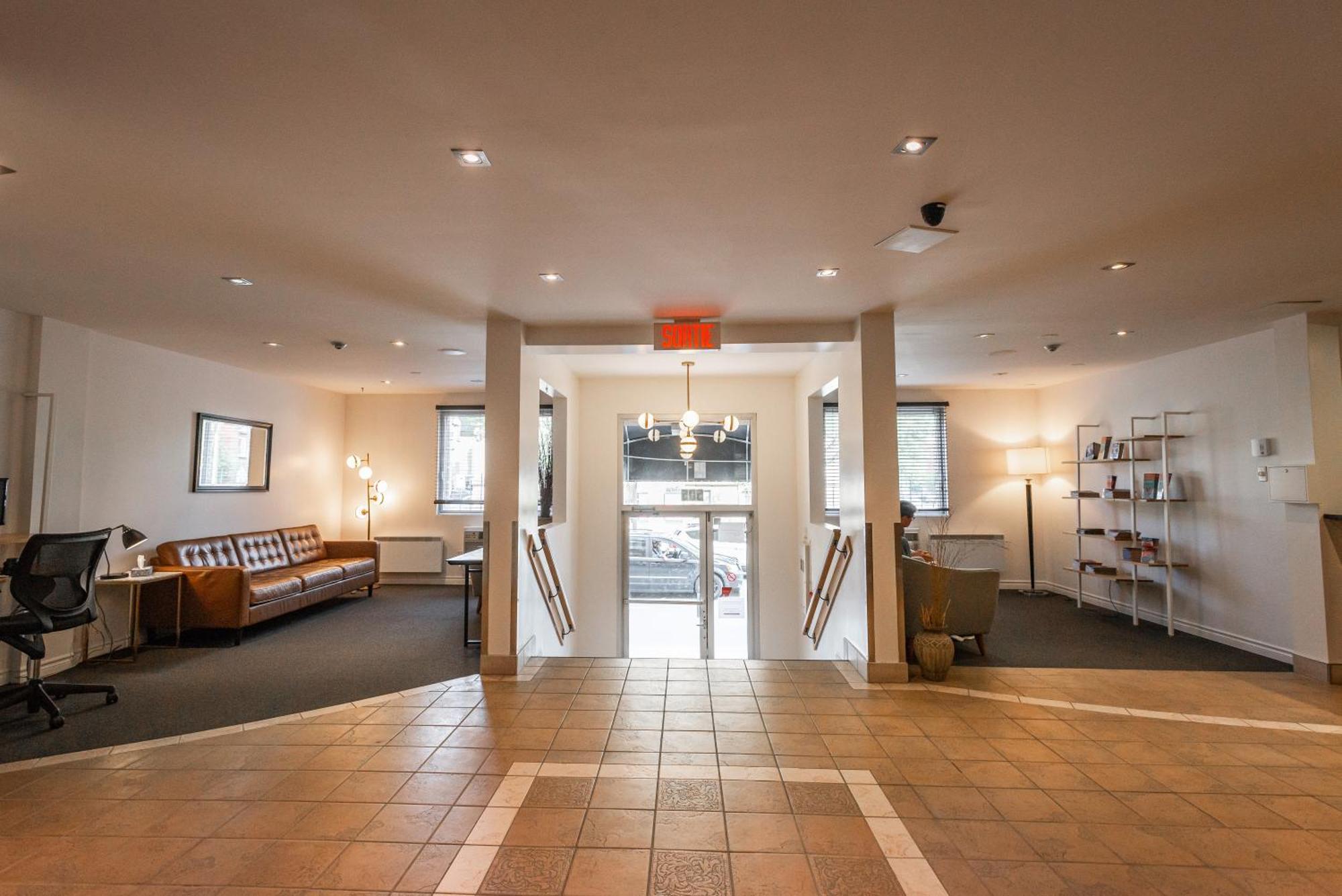 Hotel Le Roberval Montreal Exterior photo