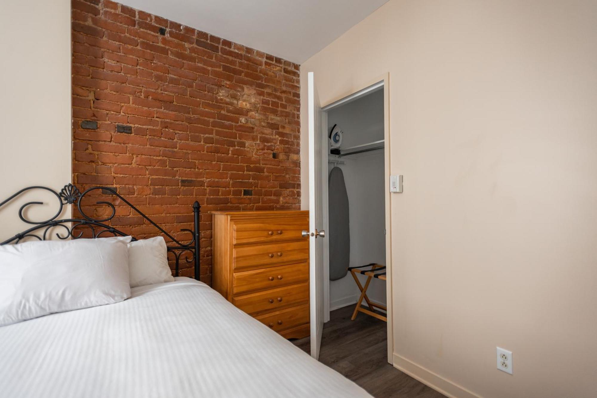 Hotel Le Roberval Montreal Exterior photo